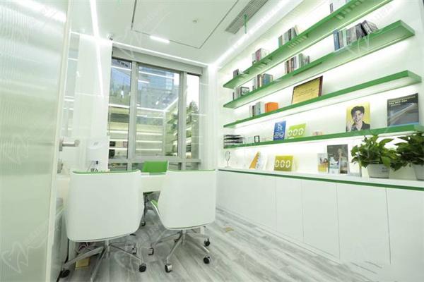 上海英博口腔價(jià)格表速更新，3999元種牙假的集采2380價(jià)格更香
