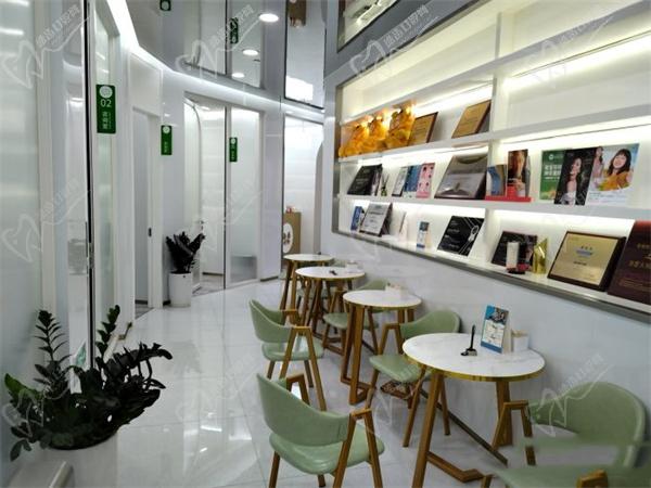 上海英博口腔價(jià)格表速更新，3999元種牙假的集采2380價(jià)格更香