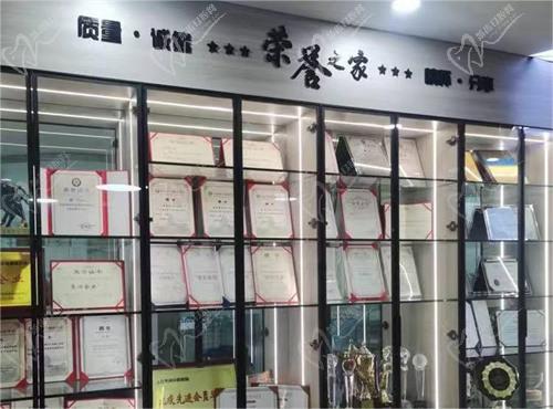 九江中山口腔醫(yī)院種植牙醫(yī)生介紹